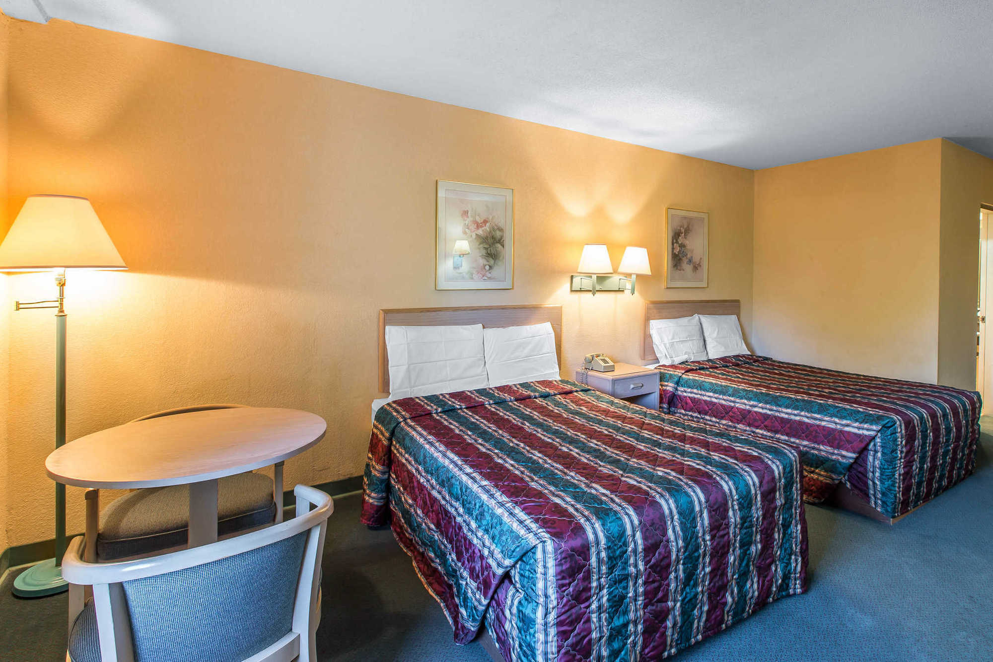 Travelodge By Wyndham Forsyth Room photo
