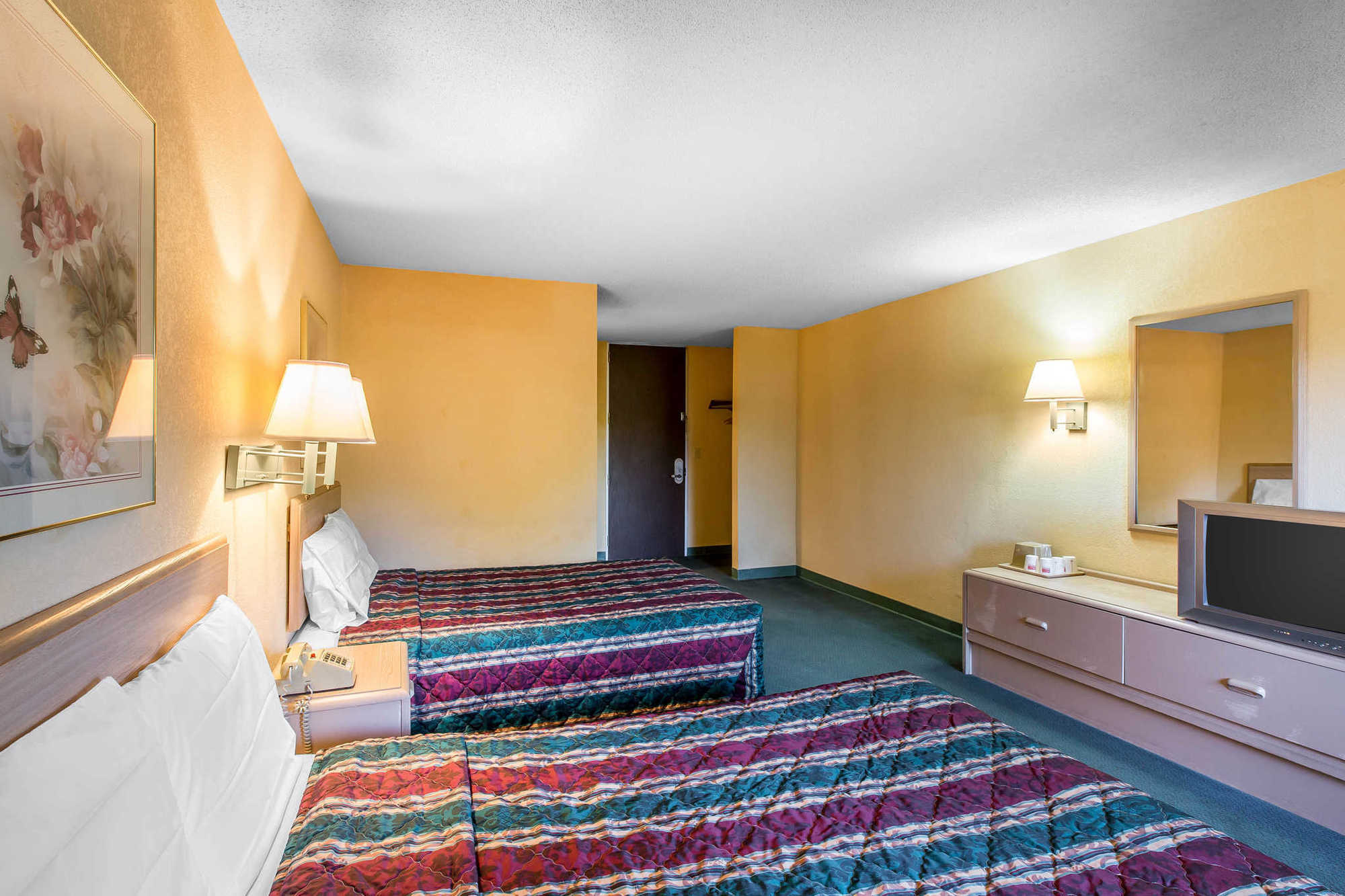 Travelodge By Wyndham Forsyth Room photo