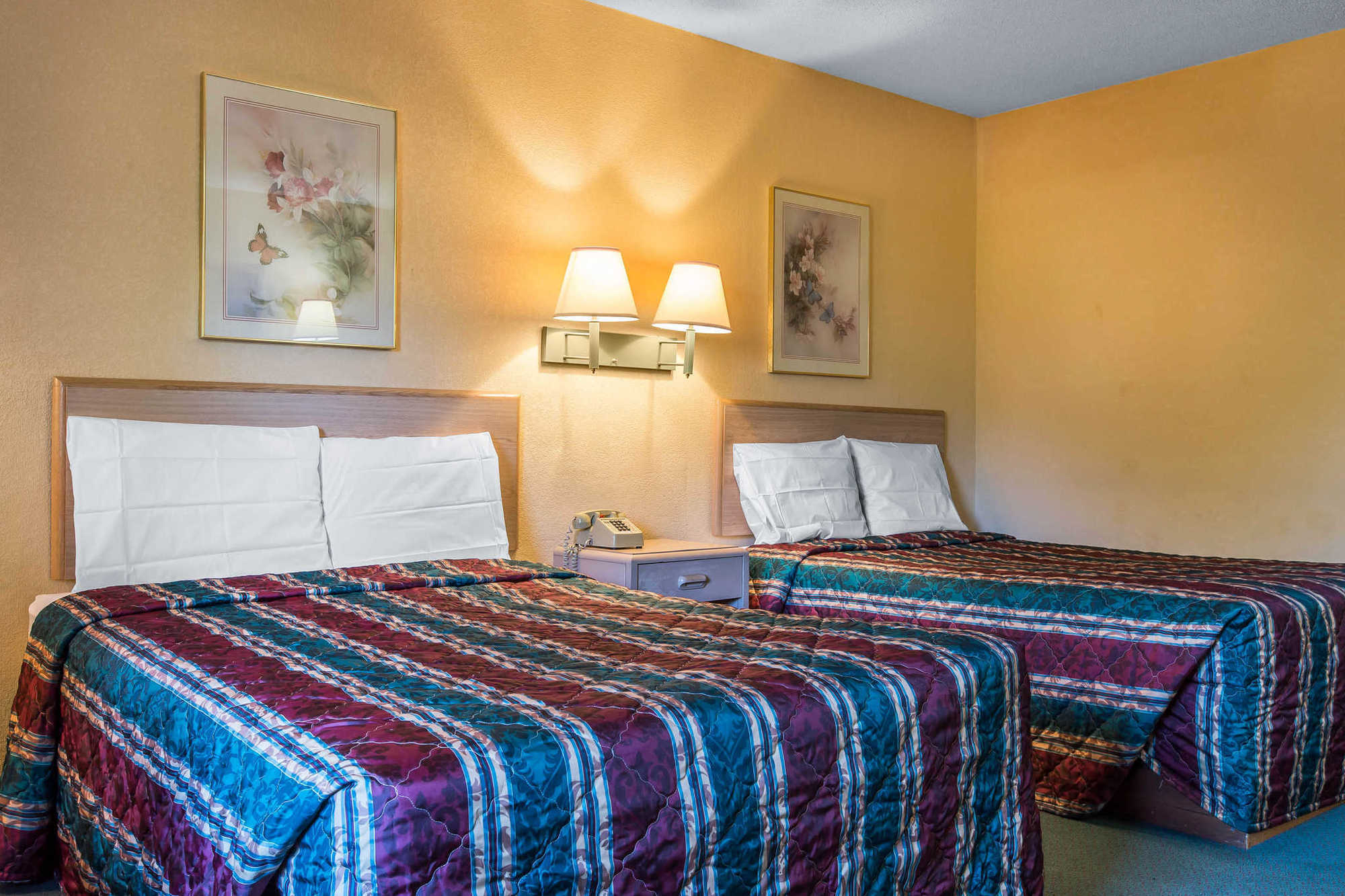 Travelodge By Wyndham Forsyth Room photo