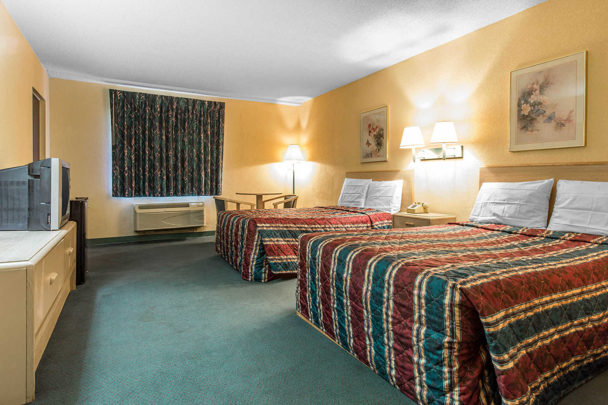 Travelodge By Wyndham Forsyth Room photo