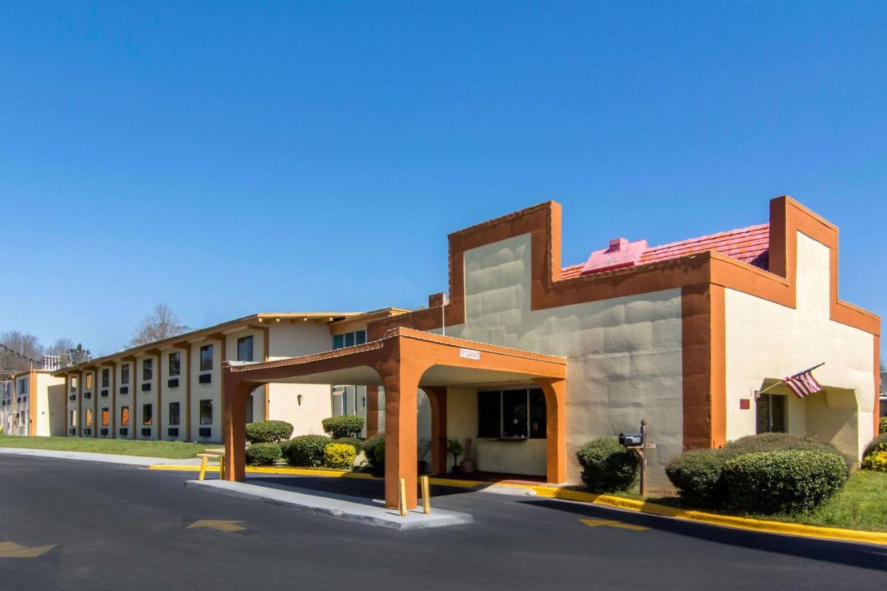 Travelodge By Wyndham Forsyth Exterior photo