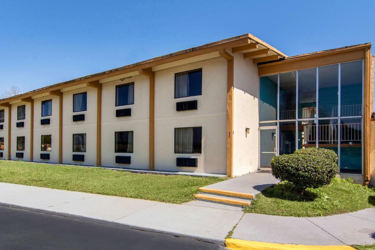 Travelodge By Wyndham Forsyth Exterior photo