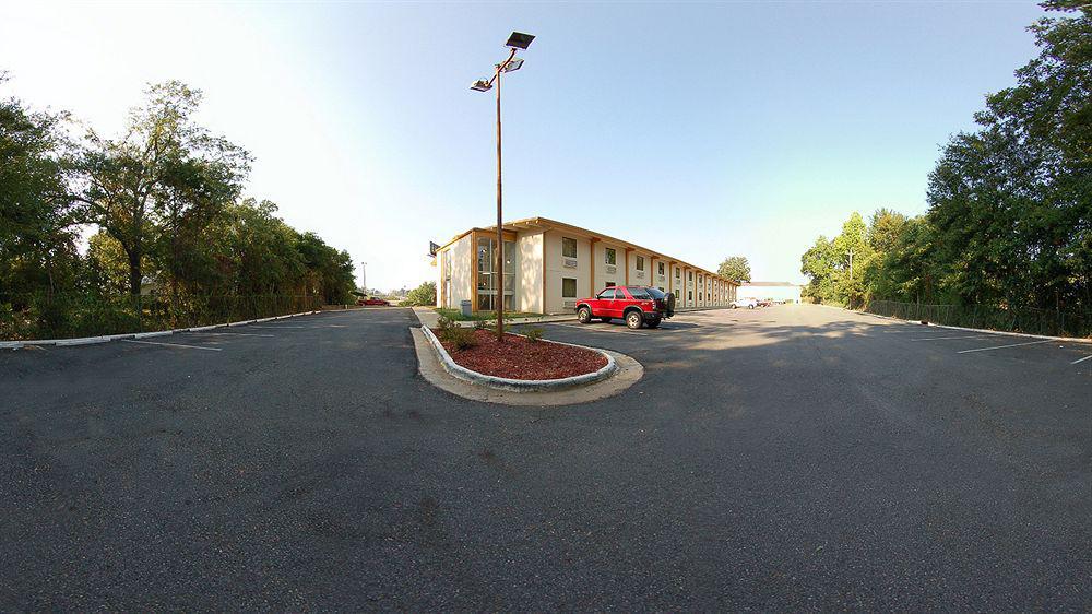 Travelodge By Wyndham Forsyth Exterior photo